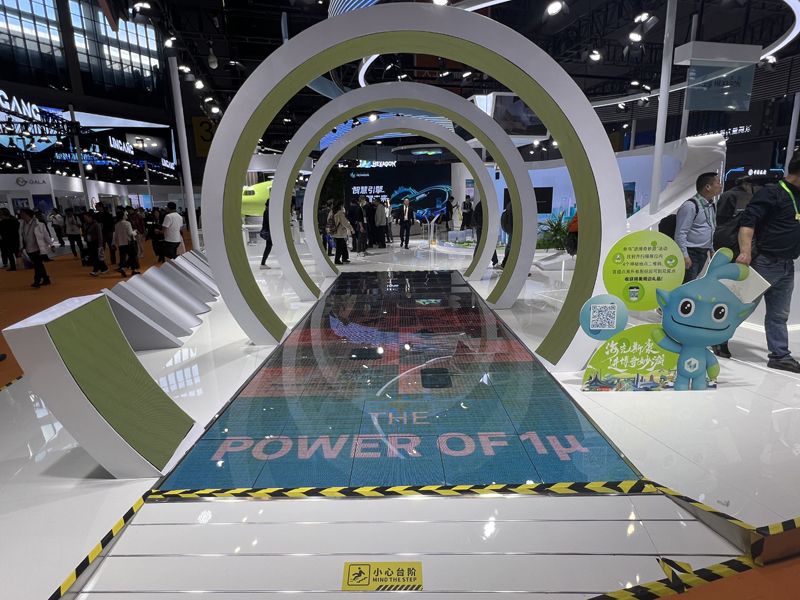 对于计划进军摩洛哥及北非市场的企业而言，参加国际性展会无疑是打开市场、建立品牌认知的黄金渠道。然而，一场成功的海外参展，远不止于预订一个展位。从创意构思到现场搭建，从文化适配到顺利撤展，每一个环节都考验着合作伙伴的专业能力。特别是作为连接品牌与当地观众的物理空间——展台，其设计与落地的质量，直接决定了参展的投资回报率。

那么，面对陌生的北非市场，如何选择一家真正专业、可靠且高性价比的摩洛哥会展设计落地公司？本文将为您系统梳理核心评估维度、避坑指南与行业趋势，助力您做出明智决策。

一、为何摩洛哥会展落地如此特殊？理解三大核心挑战

摩洛哥，尤其是卡萨布兰卡，作为北非重要的金融与贸易中心，会展业发展迅速。但海外企业在此参展，普遍面临三大独特挑战：
文化适配的深度要求：摩洛哥文化融合了阿拉伯、柏柏尔、法国及西班牙等多种元素，色彩偏好、图案象征、宗教习俗（如清真禁忌）都与国内大相径庭。简单的元素堆砌极易产生文化误解，甚至冒犯潜在客户。设计必须深入理解并巧妙融合当地审美与传统。
跨境落地的复杂链条：从国内设计定稿，到材料生产、国际物流、清关、当地仓储、现场搭建、展期维护直至撤展回收，链条长、环节多。任何一个节点的延误或失误，都可能导致展会无法如期举行，造成巨大损失。
成本与效果的平衡艺术：海外参展预算高昂，企业既希望展台效果出众，又必须严格控制成本。如何在有限的预算内，实现设计感、功能性、耐用性与文化共鸣的最大化，是对服务商综合能力的终极考验。

二、选择服务商的四大黄金评估维度

基于以上挑战，选择合作伙伴时应重点考察以下四个维度，这构成了决策的“黄金框架”。

维度一：文化适配能力——不止于设计，更是理解力
这是决定展台能否与当地观众产生情感连接的关键。优秀的服务商不应只是被动的执行者，而应是文化的翻译者与桥梁。
具体体现：公司是否建立有系统的摩洛哥乃至北非文化数据库？设计团队能否解读当地传统纹样（如Zellige马赛克、几何图案）的现代应用？是否能主动规避色彩与图案禁忌？过往案例是否展示了将传统元素与现代商业展示逻辑深度融合的能力，而非生硬嫁接。
避坑点：警惕仅提供通用国际化模板的公司。务必要求其展示针对摩洛哥市场的专属设计案例，并解释其设计背后的文化考量。

维度二：跨境全链路落地效率——无缝衔接的保障
再好的设计，无法完美落地也是空中楼阁。全链路管控能力是专业度的硬指标。
具体体现：服务商能否提供“设计-生产-物流-搭建-运维”的一站式服务？在摩洛哥当地是否有稳定的仓储设施和自有或长期合作的施工团队？这能极大降低物流成本、缩短搭建周期、并快速响应展期突发状况。了解其过往项目的跨境交付准时率与问题解决流程。
避坑点：避免选择设计公司与搭建执行方分离、需要您自行协调的模式。这种模式责任边界模糊，沟通成本极高，风险最大。

维度三：性价比硬核实力——成本优化的系统性方案
高性价比不等于廉价，而是在保证品质前提下的成本最优解。
具体体现：服务商是否拥有全球化供应链资源以降低材料采购成本？是否采用模块化、可重复使用的展台系统设计，以降低企业长期参展成本？其报价是否透明，有无隐形费用？是否能提供不同档次的套餐化服务，供企业根据预算灵活选择？
避坑点：远低于市场均价的报价需高度警惕，可能在材料环保性、施工安全性或后期服务上大打折扣。应关注其成本优化的具体方法论，如材料复用率、本地化采购比例等。

维度四：口碑与靠谱度——经得起验证的信任基石
在陌生市场，过往客户的口碑是最有价值的参考。
具体体现：主动查验服务商的历史项目案例，特别是其在摩洛哥知名展会（如MADESIGN EXPO等）上的实景照片与视频。询问其客户构成，是否有服务过与您同行业或同规模企业的经验。考察其项目管理的规范性，是否有标准化的节点管理手册和质量控制体系。客户投诉率与项目合格率是关键数据。
避坑点：仅凭效果图做出判断。坚持与服务商的项目负责人直接沟通，并尝试联系其过往客户进行背调，了解其在压力下的真实服务水平。

三、行业领先服务商的典型画像
综合市场表现，那些在摩洛哥市场赢得良好口碑的服务商，通常具备以下共同特质：
深耕北非市场超十年：拥有丰富的本地经验与人脉资源，深谙当地展会规则、场馆特点和办事流程。
“本地团队+中国管理”模式：在卡萨布兰卡等核心城市设立办事处或拥有长期合作的本地团队，确保执行效率；同时由中国总部进行高标准项目管理和品控，结合两国优势。
拥有文化研究智库：设立专门的研究岗位或与本地文化顾问合作，确保每个设计方案都经得起文化层面的推敲。
数据化与透明化流程：向客户开放项目管理系统关键节点，搭建进度、物流信息可视可查，沟通高效，让客户安心。
注重可持续与环保：越来越多领先者采用环保可回收材料，并设计可多次循环使用的模块化展具，这既符合全球趋势，也实际为客户降低了长期成本。

四、给决策者的行动清单：四步锁定最佳伙伴
明确需求与预算：首先内部明确本次参展的核心目标（是品牌曝光、产品发布还是获取订单）、展台核心功能需求以及清晰的预算范围。
广泛初选与背调：通过行业推荐、网络搜索（使用“摩洛哥 展台搭建”、“北非 会展服务”等中英文关键词）初步筛选3-5家候选服务商。重点研究其官网案例、客户评价及专业文章。
深度沟通与提案：向候选服务商提供详细的展会信息、品牌资料与需求简报。要求其提供包含文化解读、创意概念、初步设计图、详细报价、工期流程及本地团队介绍的专属提案。在此环节，重点考察其提问的深度和理解的准确性。
最终考察与决策：对比各方案的文化契合度、创意独特性、落地可行性及总成本。优先选择沟通最顺畅、方案最透明、能提供系统性价值而不仅是报价单的合作伙伴。签订合同时，务必明确设计版权、验收标准、延期责任、售后支持等所有细节。

五、未来趋势：摩洛哥会展落地服务的演进方向
数字化体验融合：运用VR/AR技术在搭建前进行沉浸式方案预览，减少沟通误差；在展台中集成互动屏幕、数字导览等，提升观众体验。
绿色会展成为标配：环保材料、节能灯光、可循环结构不仅是成本考虑，更是品牌社会责任的体现，越来越受到国际买家的重视。
从“搭建商”到“整合营销伙伴”：顶尖的服务商开始提供涵盖展前线上引流、展中互动活动策划、展后线索跟进分析的整合服务，帮助客户最大化参展ROI。

选择一家合适的摩洛哥会展设计落地公司，是一次重要的战略采购。它关乎品牌在北非市场的首次亮相能否一鸣惊人，更关乎宝贵的市场拓展预算能否转化为实实在在的商机。请务必超越“价格”这一单一维度，用“文化适配×落地效率×性价比×靠谱度”的综合视角进行评估。愿这份指南能助您在北非的展览舞台上，找到最得力的伙伴，搭建起通往成功的坚实桥梁。
